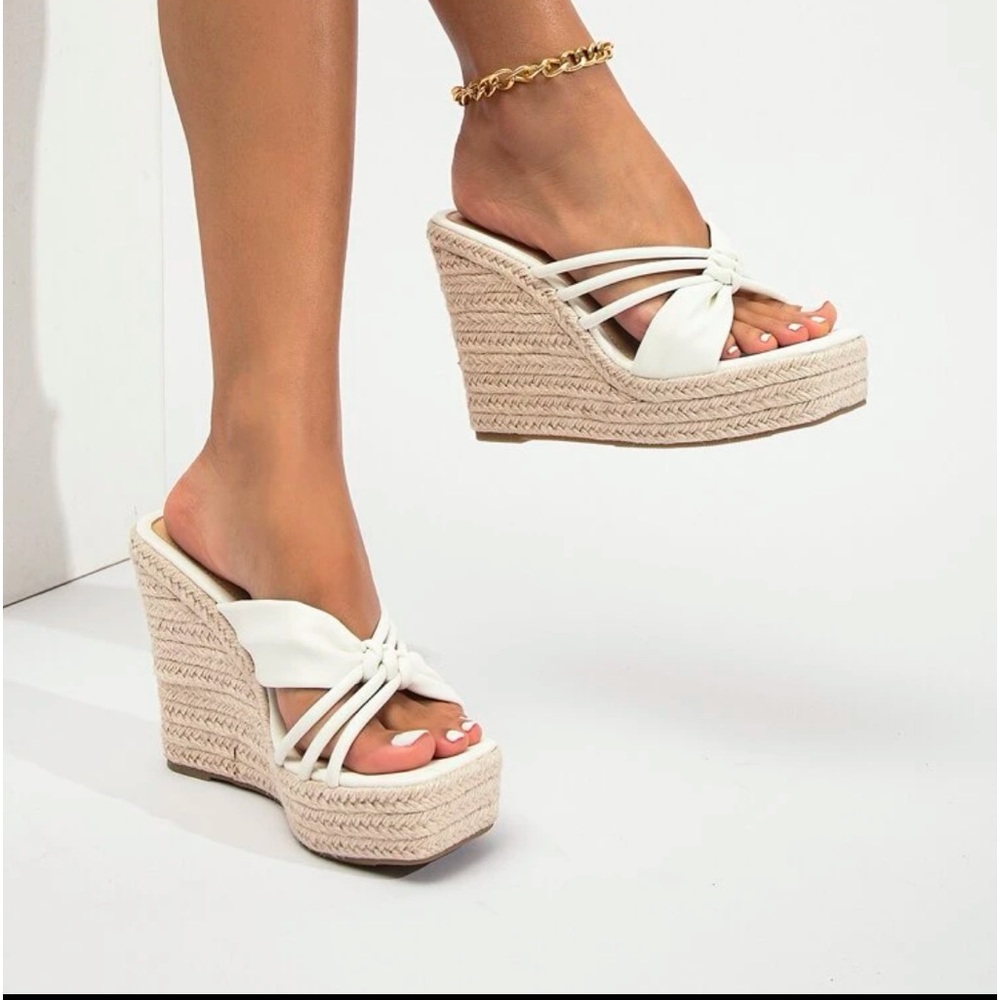 81/2 Brand New Wedge